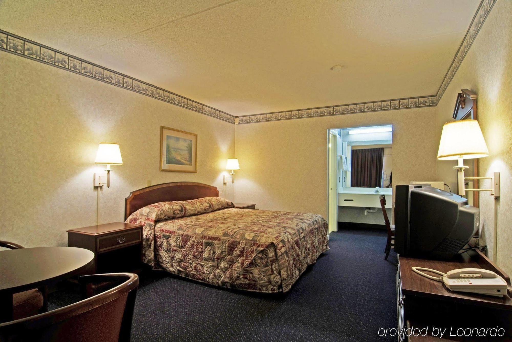 Days Inn By Wyndham Monroe Nc Room photo